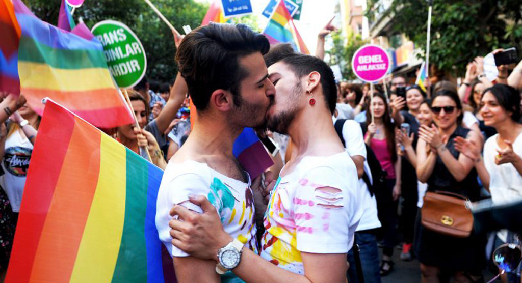 Marcha-orgullo-LGBTTTIQA-crea-cuervos