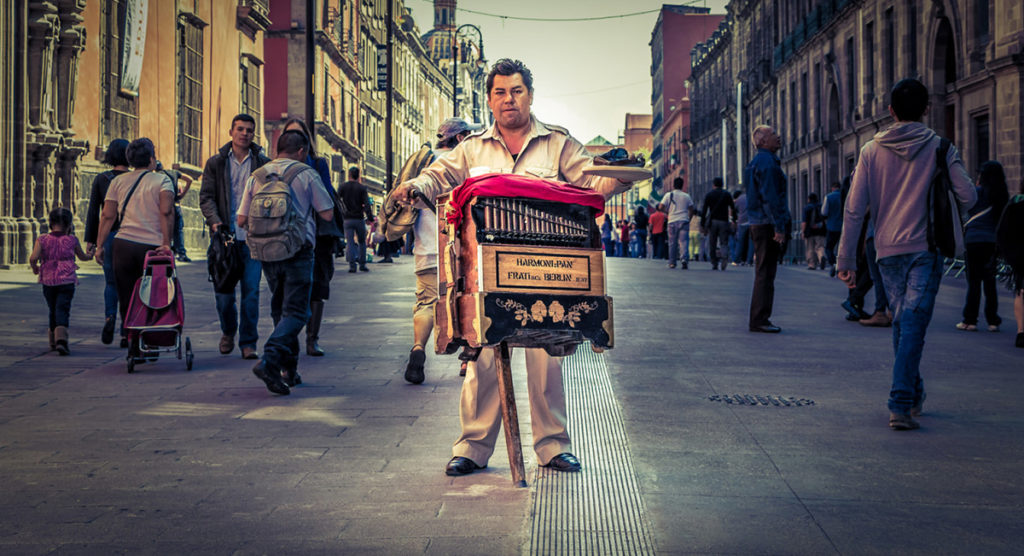 organilleros-en-la-cdmx-crea-cuervos