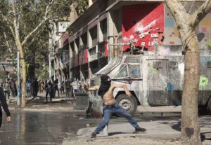 protestas-feministas-en-chile-un-violador-en-tu-camino-@gato_meaw