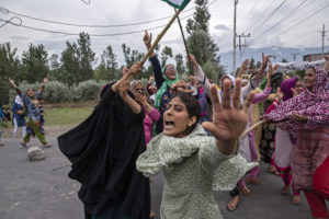 Fotografía de Dar Yasin Srinagar mujeres gritando