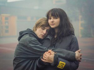 dark-final-de-temporada-netflix-personajes-abrazo