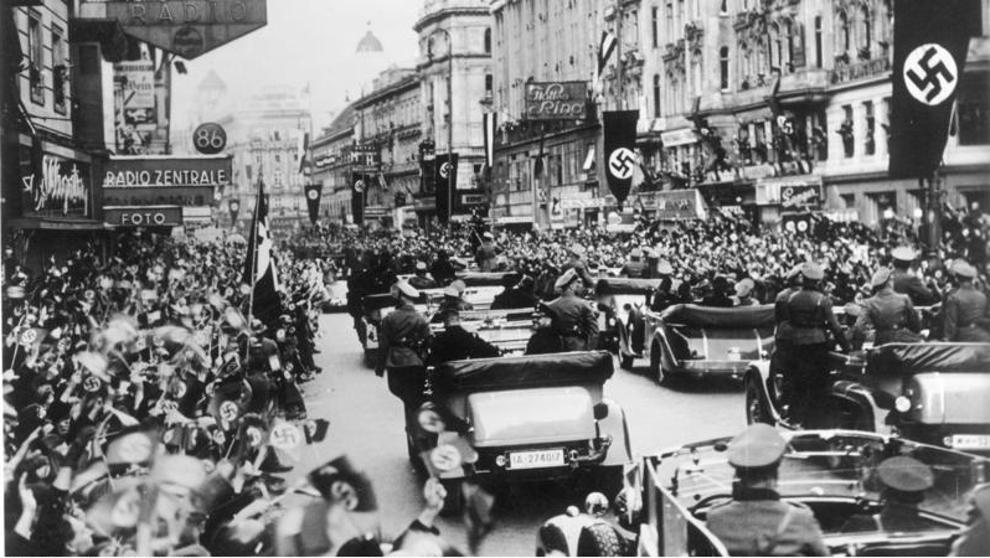 Militares alemanes entran triunfantes a territorio austriaco en 1938