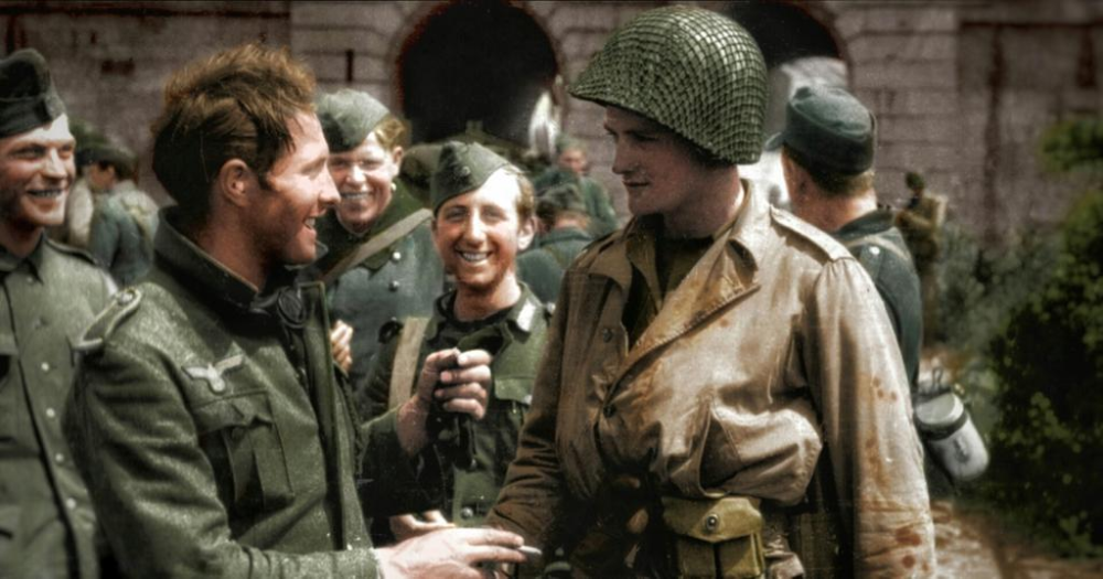 Soldados alemanes conviviendo con un soldado estadounidense en Itter.